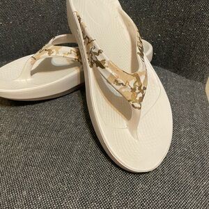 OOFOS Camouflage White Women's Sandals